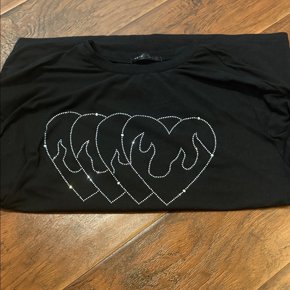 SHEIN Black Short Sleeve Tee with Heart Design